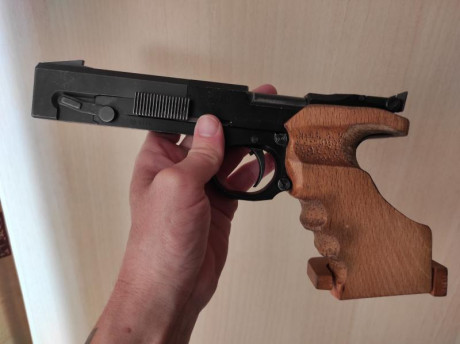 -Hola, 
pongo a la venta esta pistola del calibre 22 l.r., con varias posibilidades de ajuste del gatillo.
Con 01