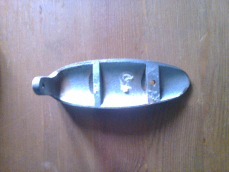 Vendo 1 cantonera de hierro cromado mate. Precio: 30 € con gastos de envio incluidos. 00