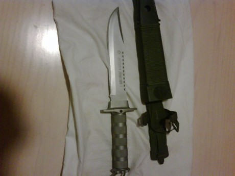 Un saludo a todos, tengo una curiosidad con respecto al cuchillo Jungle King I, se trata del numero de 22