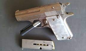 A un buen amigo le han regalado esta pistola, y busco un cargador para regalarle. Es una Star del 9 corto, 50