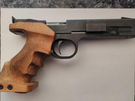 -Hola, 
pongo a la venta esta pistola del calibre 22 l.r., con varias posibilidades de ajuste del gatillo.
Con 40