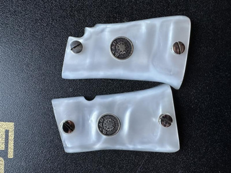 VENDIDAS . cachas de nacar para pistola Star HK , 22 LR con sus tornillos cromados.
Precio 40 euros puestas 20
