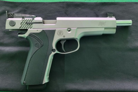 Hola, si tenéis o sabéis quien tiene una como esta, 
busco una copia del manual de la Smith&Wesson 00