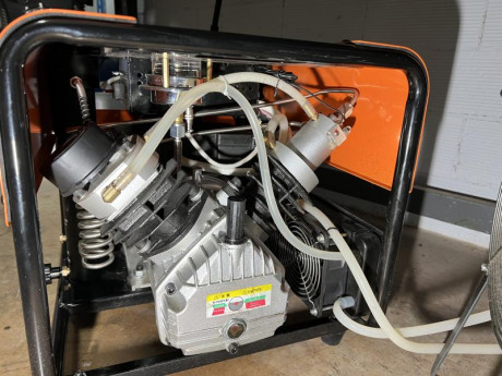 Vendo compresor New Warrior o onix 7000 refrigerado y con parada automatica con muchas mejoras.
El compresor 10