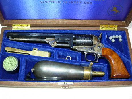 Hola a todos: 
Busco revólver conmemorativo Colt Navy Second Generation Robert E Lee en perfecto estado, 40