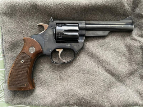Buenas tardes a todos,

Vendo revolver marca Astra modelo NC-6 del calibre 38. Guiado en F. El revólver 01