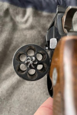 Buenas tardes a todos,

Vendo revolver marca Astra modelo NC-6 del calibre 38. Guiado en F. El revólver 00