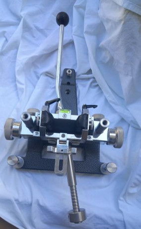 La compre hace un año y medio, va con el manual, llaves,...y maleta para el transporte.
PRECIO: 1.100 00
