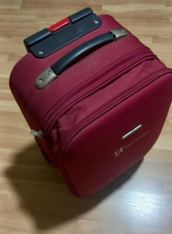 La compre hace un año y medio, va con el manual, llaves,...y maleta para el transporte.
PRECIO: 1.100 10