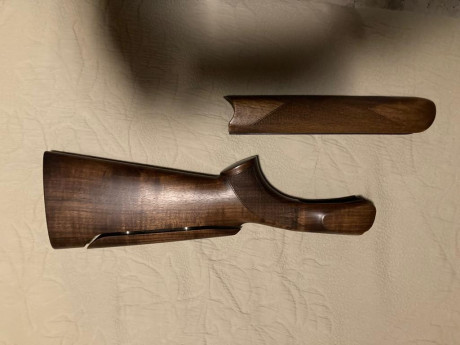 Mi cuñado vende culata regulable y guardamamos para la escopeta Blaser F16. Como se ve en las fotos están 00