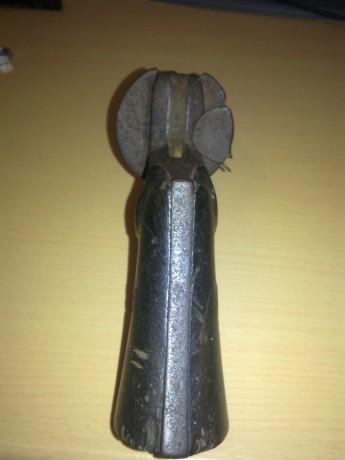 Hola!!me gustaria que me hechaseis una mano, tengo de recuerdo de familia un revolver antiguo, por sus 60