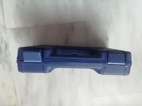 Vendo este maletin original para pistolas CZ en buen estado con poco uso, color azul poco visto normalmente 02