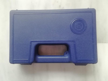 Vendo este maletin original para pistolas CZ en buen estado con poco uso, color azul poco visto normalmente 00