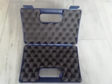 Vendo este maletin original para pistolas CZ en buen estado con poco uso, color azul poco visto normalmente 12