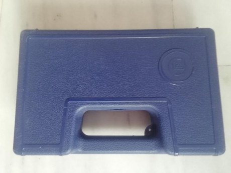 Vendo este maletin original para pistolas CZ en buen estado con poco uso, color azul poco visto normalmente 11