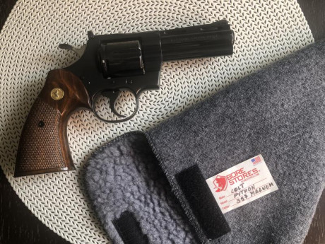 Buenos días,
Vendo COLT PYTHON en calibre 357 y en cuatro pulgadas, acabado royal blue, estado prácticamente 01