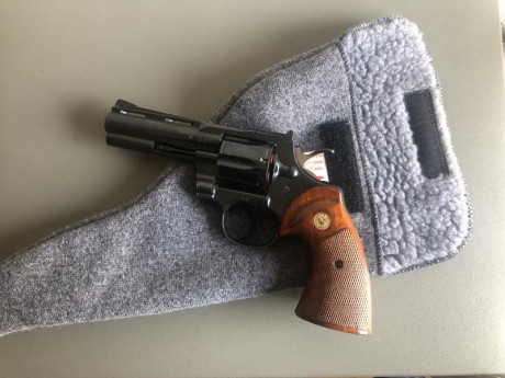 Buenos días,
Vendo COLT PYTHON en calibre 357 y en cuatro pulgadas, acabado royal blue, estado prácticamente 00