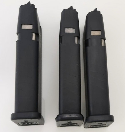 Se venden tres lotes de cargadores por 50 euros cada lote.
Tres de Glock 19, tres de Glock 17 y tres de 01