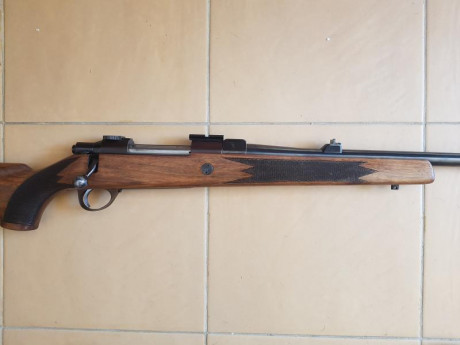 Vendo rifle Sako de cerrojo cal. 300wm con bases/monturas Shuler y visor por 800€. Lo vendo por tener 10