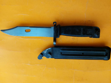 Vendo machete bayoneta corte alambrada de kalashnokov. Precio 125 euros. Telefono 667837799 00