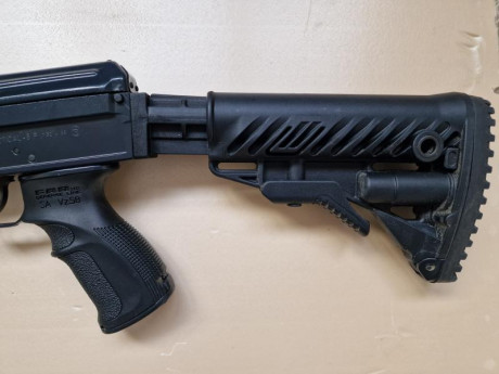 Se vende rifle CZ858 calibre 7.62x39. Tiene kit fab defense según se vé en las fotos, y freno de boca, 00