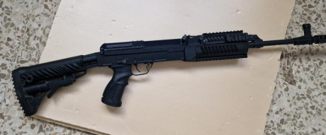 Se vende rifle CZ858 calibre 7.62x39. Tiene kit fab defense según se vé en las fotos, y freno de boca, 10