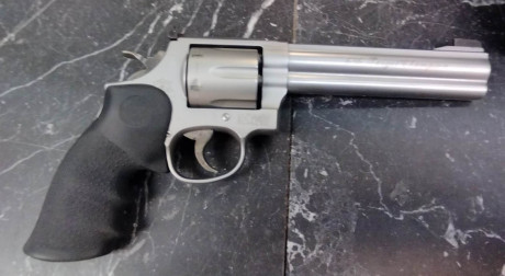 Se vende revolver Smith & Wesson 686-5, calibre 357 mg, en muy buen estado, sin apenas uso, prácticamente 01