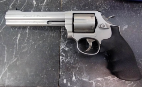 Se vende revolver Smith & Wesson 686-5, calibre 357 mg, en muy buen estado, sin apenas uso, prácticamente 00
