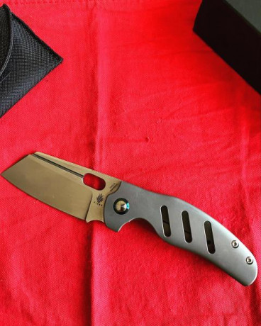 A la venta esta Kizer Sheepdog thumbhole en acero S35VN y cachas de titanio. Totalmente nueva, sin ningún 02