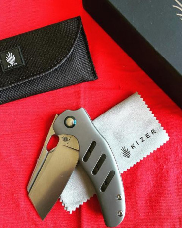 A la venta esta Kizer Sheepdog thumbhole en acero S35VN y cachas de titanio. Totalmente nueva, sin ningún 00