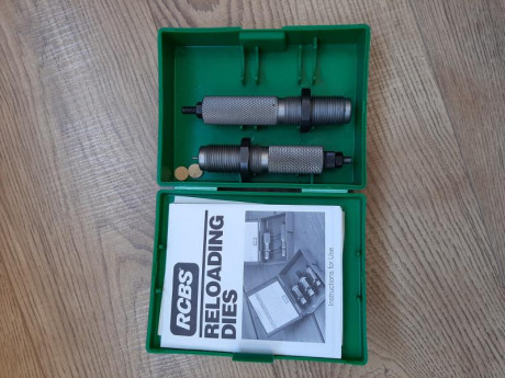 Se vende:

 DIES RCBS 9,3x74 r. 
Muy poco uso.

Precio: 40€ + envio(Barcelona)

Tel.: 654 18 95 09 01