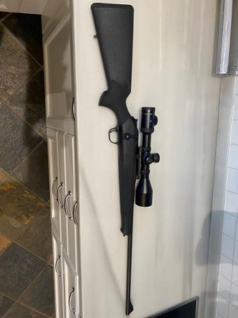 Buenas tardes. Un amigo mío me ha dicho que si puedo ponerle éste rifle en venta. Es un blaser R8 calibre 02