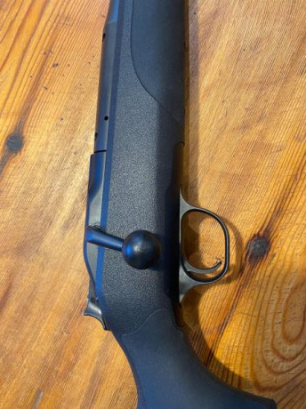 Buenas tardes. Un amigo mío me ha dicho que si puedo ponerle éste rifle en venta. Es un blaser R8 calibre 11