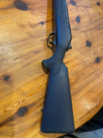 Buenas tardes. Un amigo mío me ha dicho que si puedo ponerle éste rifle en venta. Es un blaser R8 calibre 21