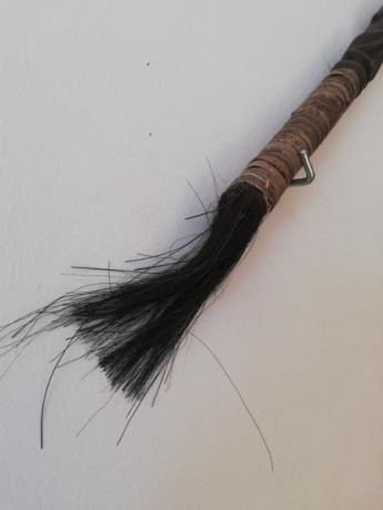 Lanza Africana realizada en madera y punta de metal. 
Tallada con imágenes de los tres monos sabios. 
Cubre 02