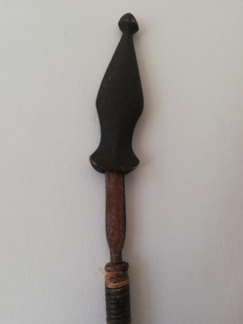 Lanza Africana realizada en madera y punta de metal. 
Tallada con imágenes de los tres monos sabios. 
Cubre 01