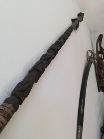 Lanza Africana realizada en madera y punta de metal. 
Tallada con imágenes de los tres monos sabios. 
Cubre 00