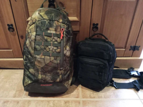 Mochila de caza decathlon (casi nueva) y Bolso Bandolera (usada) MILTEC One Strap Assault negro Capacidad 00