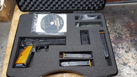 En 9x19 mm. Standar perfecto estado tal como se ve en las fotos 3 cargadores de 20 se puede ver y probar 01