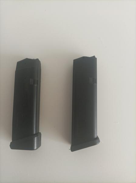 Vendo 2 cargadores de glok. Uno de 17 y otro de 20 en buen estado poco uso su precio  55 € si hay que 00