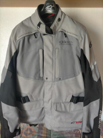 Pongo a la venta dos chaquetas de moto de hombre y otras dos de mujer, invierno y verano. Son las siguientes:
- 12