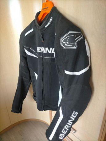 Pongo a la venta dos chaquetas de moto de hombre y otras dos de mujer, invierno y verano. Son las siguientes:
- 11