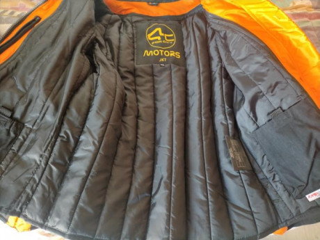 Pongo a la venta dos chaquetas de moto de hombre y otras dos de mujer, invierno y verano. Son las siguientes:
- 20
