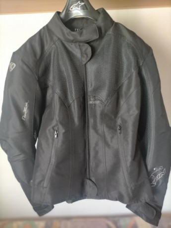 Pongo a la venta dos chaquetas de moto de hombre y otras dos de mujer, invierno y verano. Son las siguientes:
- 32