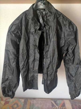 Pongo a la venta dos chaquetas de moto de hombre y otras dos de mujer, invierno y verano. Son las siguientes:
- 30