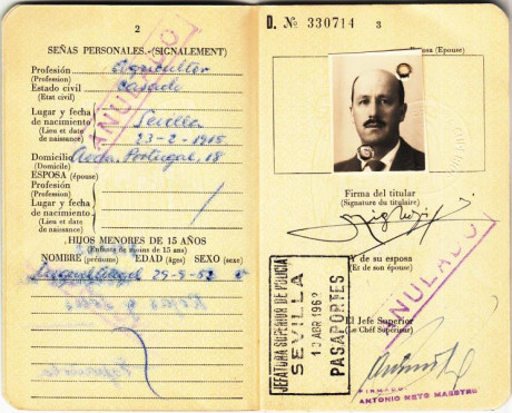  EN RECUERDO Y HOMENAJE A LOS QUE YA NO ESTÁN. 

Si pones en  GOOGLE   PASAPORTES EN LA MEMORIA  da igual 102