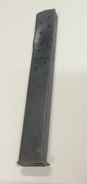 Cargador original fabricado en 1937 por las Industrias de Guerra de Cataluña para el subfusil Olot-Fontbernat 00