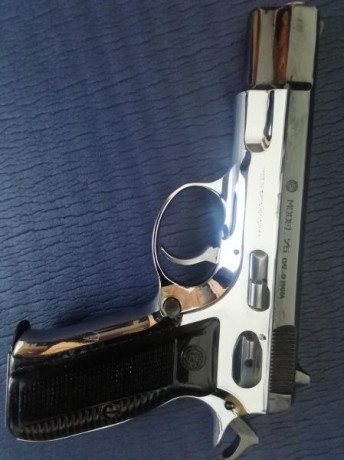 Hola amigos! ya que se muestran tantas armas buenas creo que a los propietarios de una cz 75 se nos tendría 30