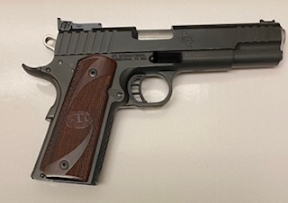 Vendo pistola STI modelo Trojan 1911-5 pulgadas, calibre 9mm.
Estado impecable y poco uso, con su maletín 02
