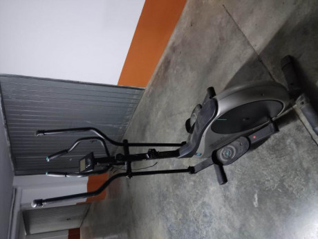 Bicicleta eliptica en buen estado. De las grandes.
Cambio por lesión. No la puedo usar.
. :angel^: 01